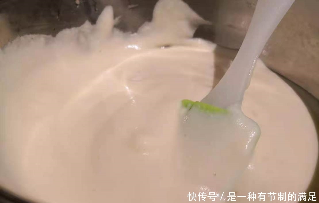 做好这一步,普通的戚风蛋糕,也能拥有“水光肌”