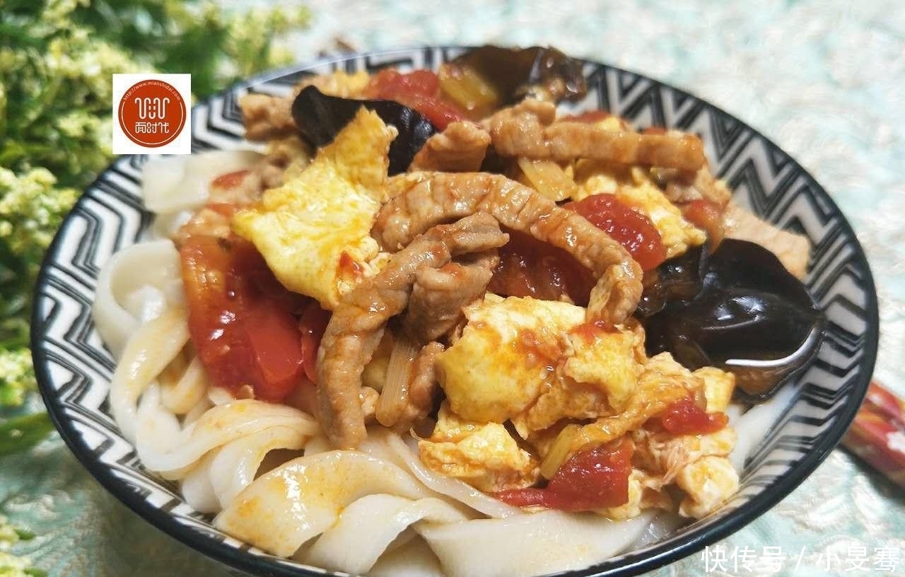 自己做的手工西红柿鸡蛋打卤面,汁浓面爽,比饭馆里的好吃!