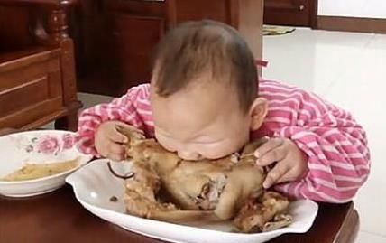 烤鸭|二胎妈妈照顾二宝,顾不上饿了的大宝,走到客厅一看,好笑又心酸