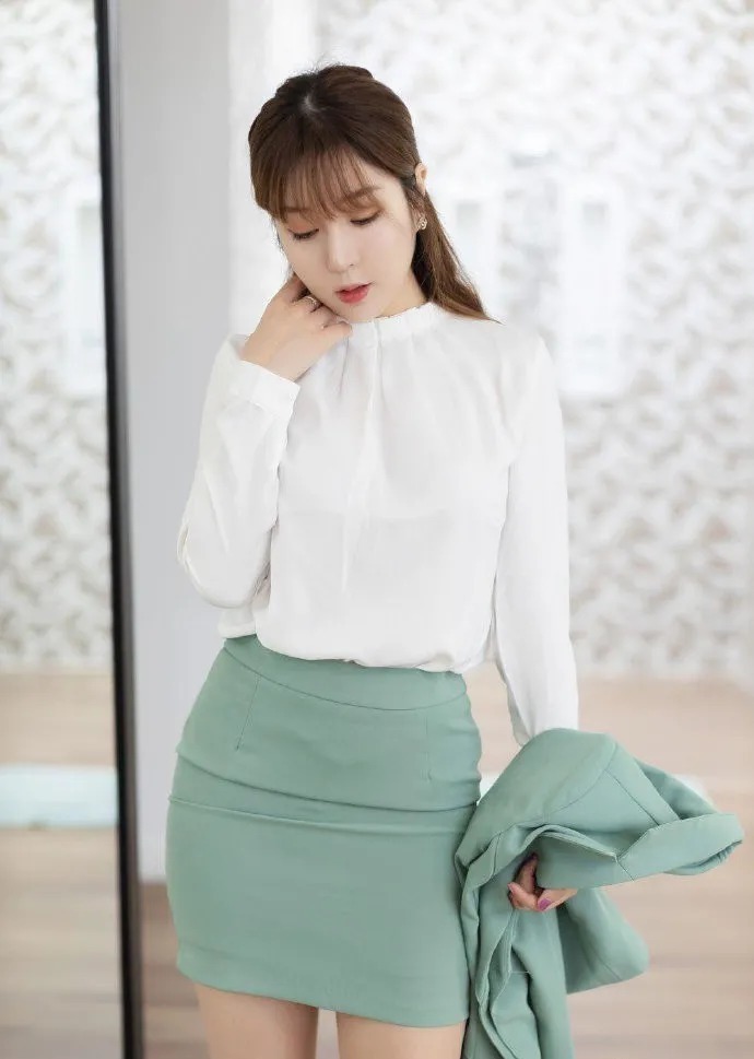 看起来|街拍:同样都是白领,妹子能拿高薪的原因就是气质和穿搭