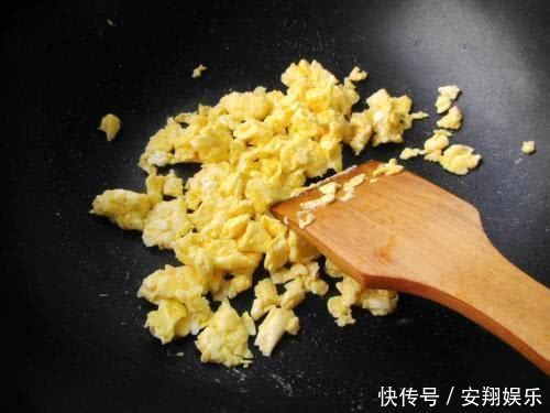 饺子|做韭菜饺子,直接拌馅是大错特错!多加这1步,韭菜翠绿不出水