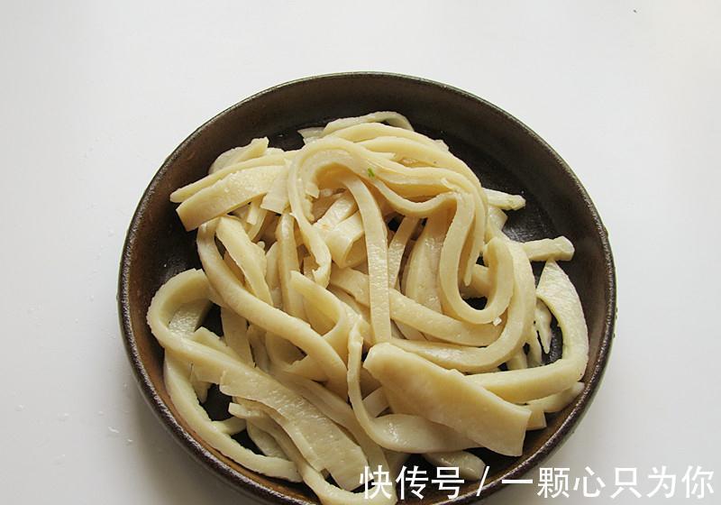 朴实无华的一道凉菜!凉拌面皮!这个味才够爽