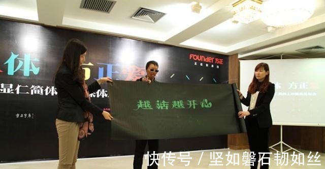 书法家@街头乞丐不甘心现状,苦练书法10年,字体被收购上市,一夜成富豪