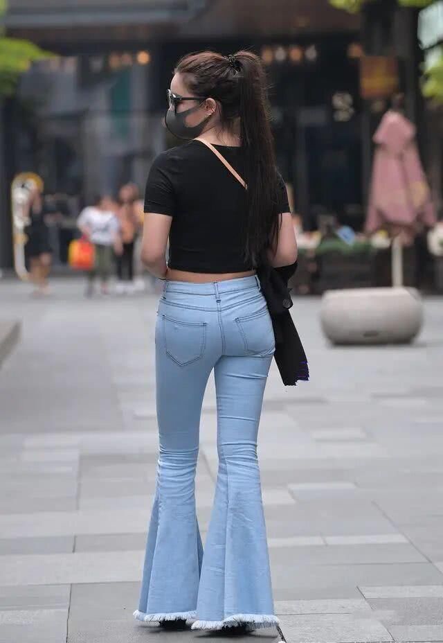 美美|裙子不“受宠”了,今夏流行牛仔裤,奔四的女人一样美美哒