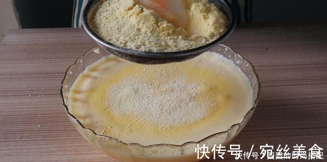 无油无糖的玉米面蛋糕，蒸锅就能做，低脂不怕胖，简单好吃不上火