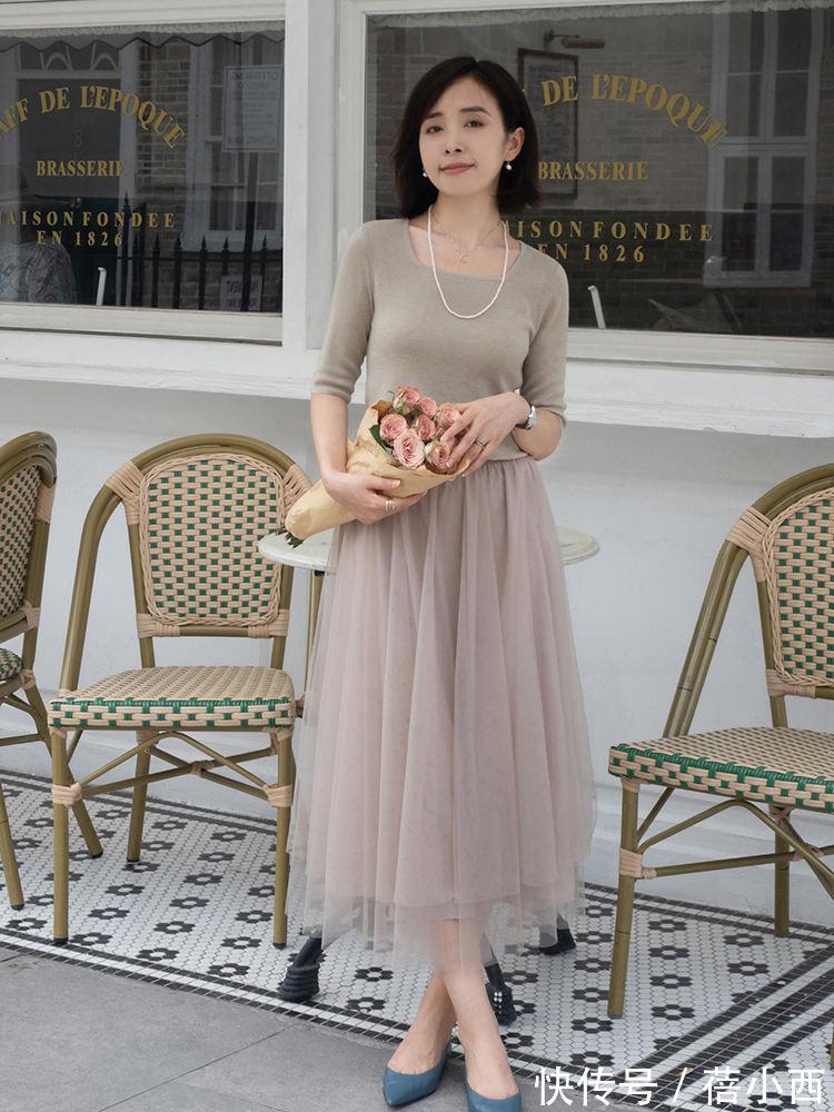 世面|见过世面的女人,入秋第1套穿搭首选“高跟鞋+半身裙”,高级优雅