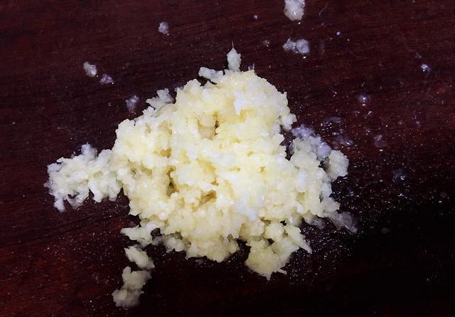 家人|海鲜菇此做法,家人抢着吃,蒜香浓郁,味道鲜美