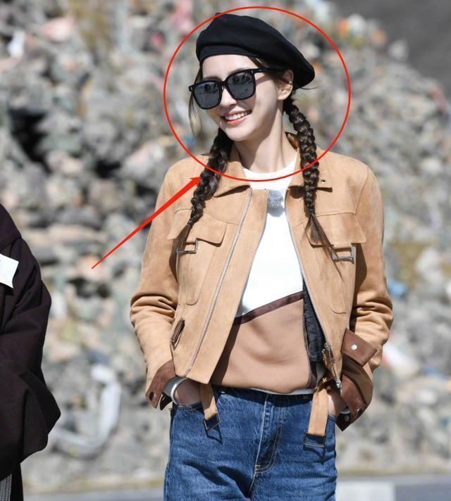 同是迈腿唱歌，看清baby与李一桐的站姿，女汉子女神的区别很明显