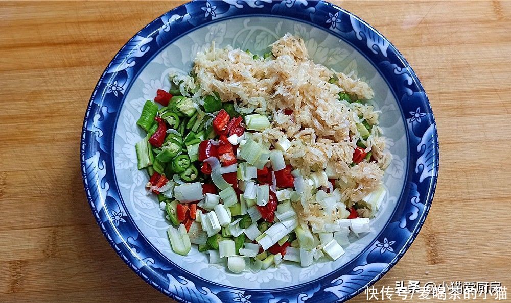 小猫|用辣椒和虾皮一起制作成凉拌菜，做法简单，成菜香辣好吃下饭过瘾
