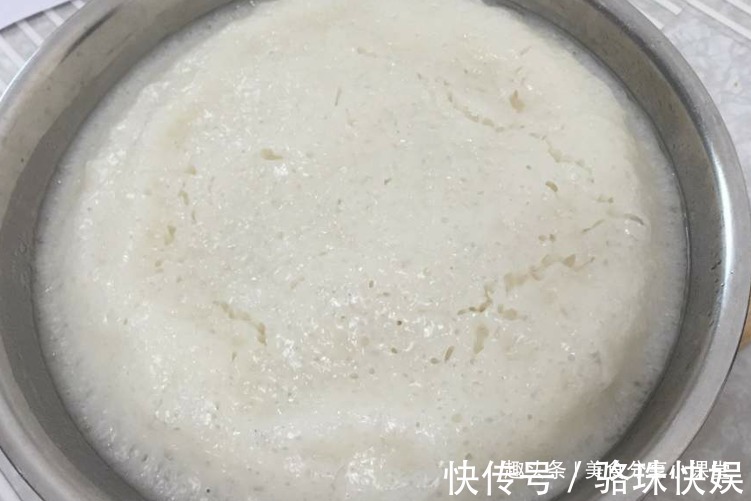 在家闲着也是闲着,不如动手试一下此种零食,只用两种食材,真香