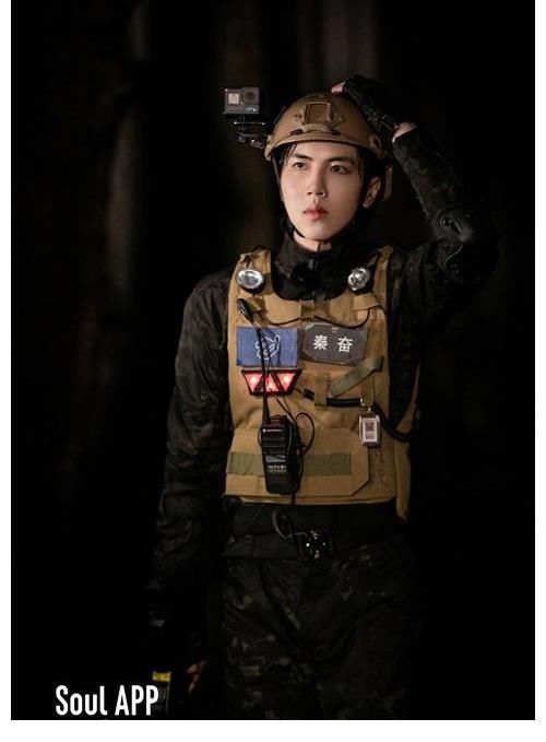 《追光吧！》二公舞臺(tái)致敬人民子弟兵 追光者體驗(yàn)準(zhǔn)軍事化訓(xùn)練展男兒血性