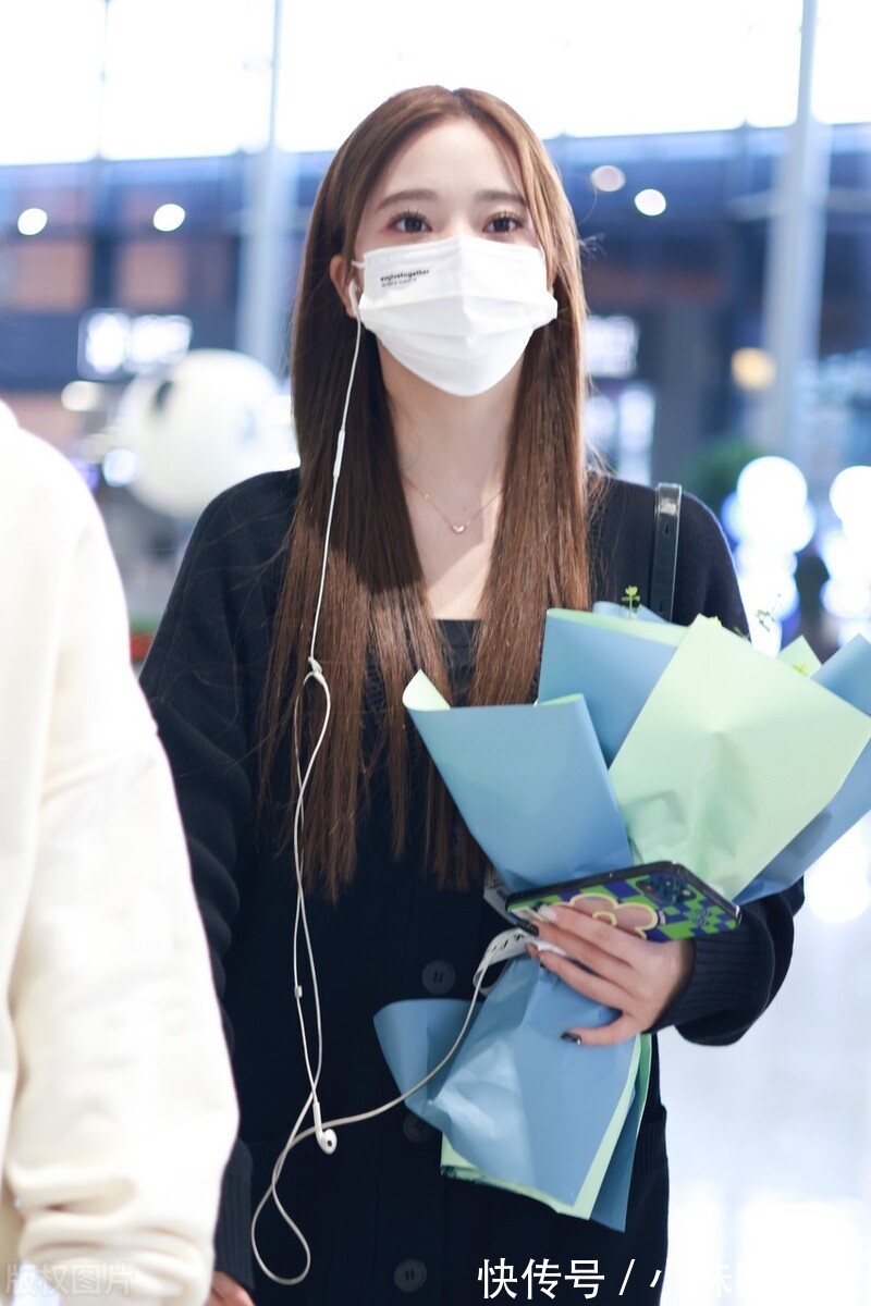 针织开衫|张紫宁穿黑色针织开衫搭配米色休闲裤,脚踩运动鞋纯净温柔