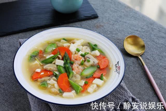 朋友圈发了1个豆腐菜,有55个人问我做法,说真是太好吃了