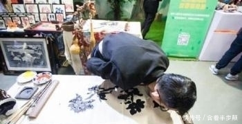 作画|艺术家用舌头作画 仅用20分钟完成惊世画作