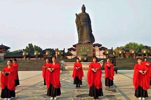 第一次来商丘古城，就很喜欢这的氛围，大家聚在一起聊天赏景