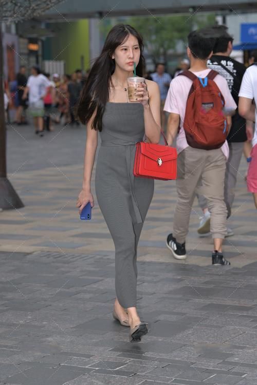 街拍美女：小姐姐穿灰色连体裙，大方时尚，简单得体