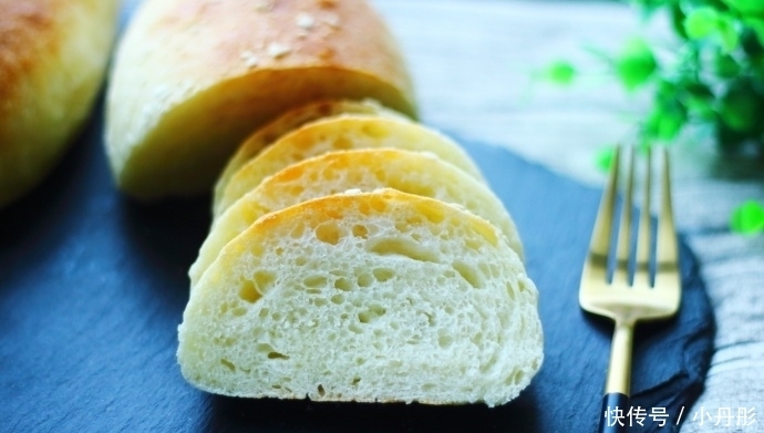 做这款面包,不需要揉面,无糖少油,外酥内软,当早餐营养味道好
