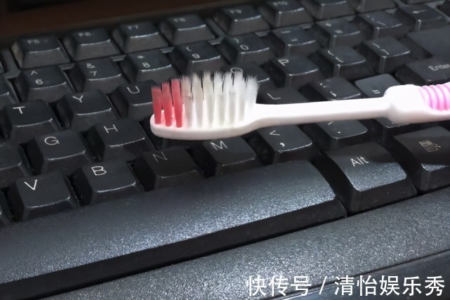 杯子|今天才知道,把2个旧牙刷绑在一起,作用真厉害,学会受用一生