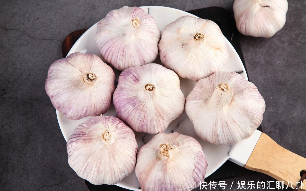保存大蒜别再直接放冰箱，教你一个土方法，放久了照样新鲜不发芽