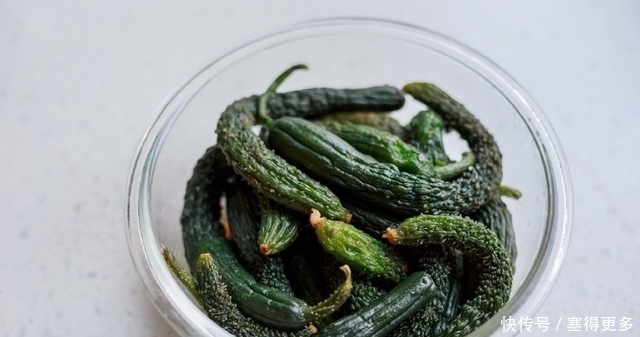 赶快|酱黄瓜的新做法,保证你都没试过,酱香浓郁又爽脆,赶快学起来