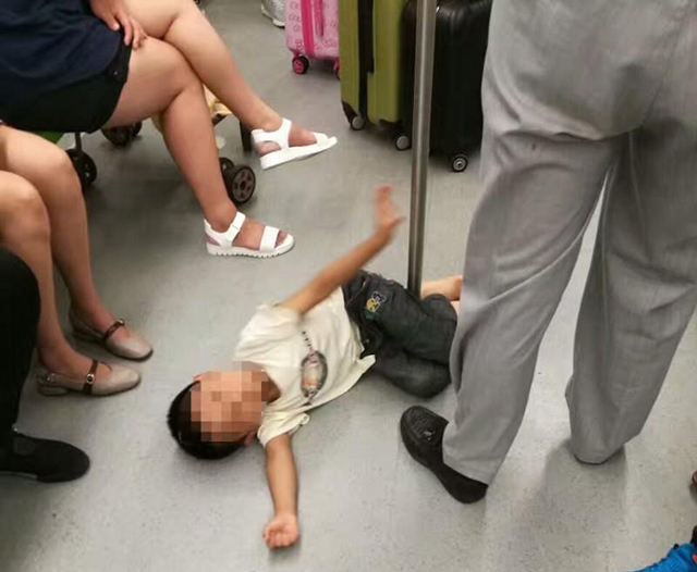 父母|孩子发脾气时,大吼“别闹了”不管用,家长不妨试试这几种方法