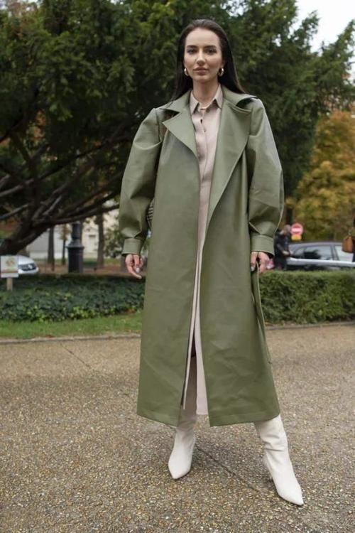 最近火了一种穿搭叫“皮衣+半身裙”，时髦保暖，冬天就这样穿