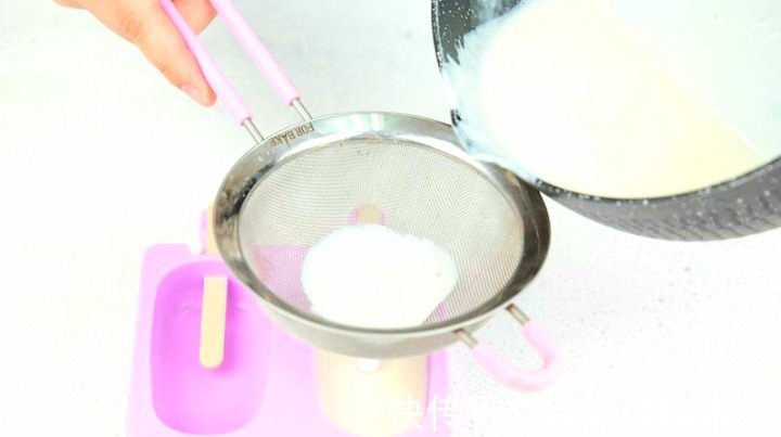 脆皮|手把手教你自制脆皮雪糕，奶香浓郁嘎嘣脆，口感超棒关键还实惠！