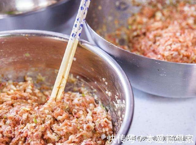 拌肉馅，先打水还是先加油？这一步做错，肉馅又干又柴，还不入味