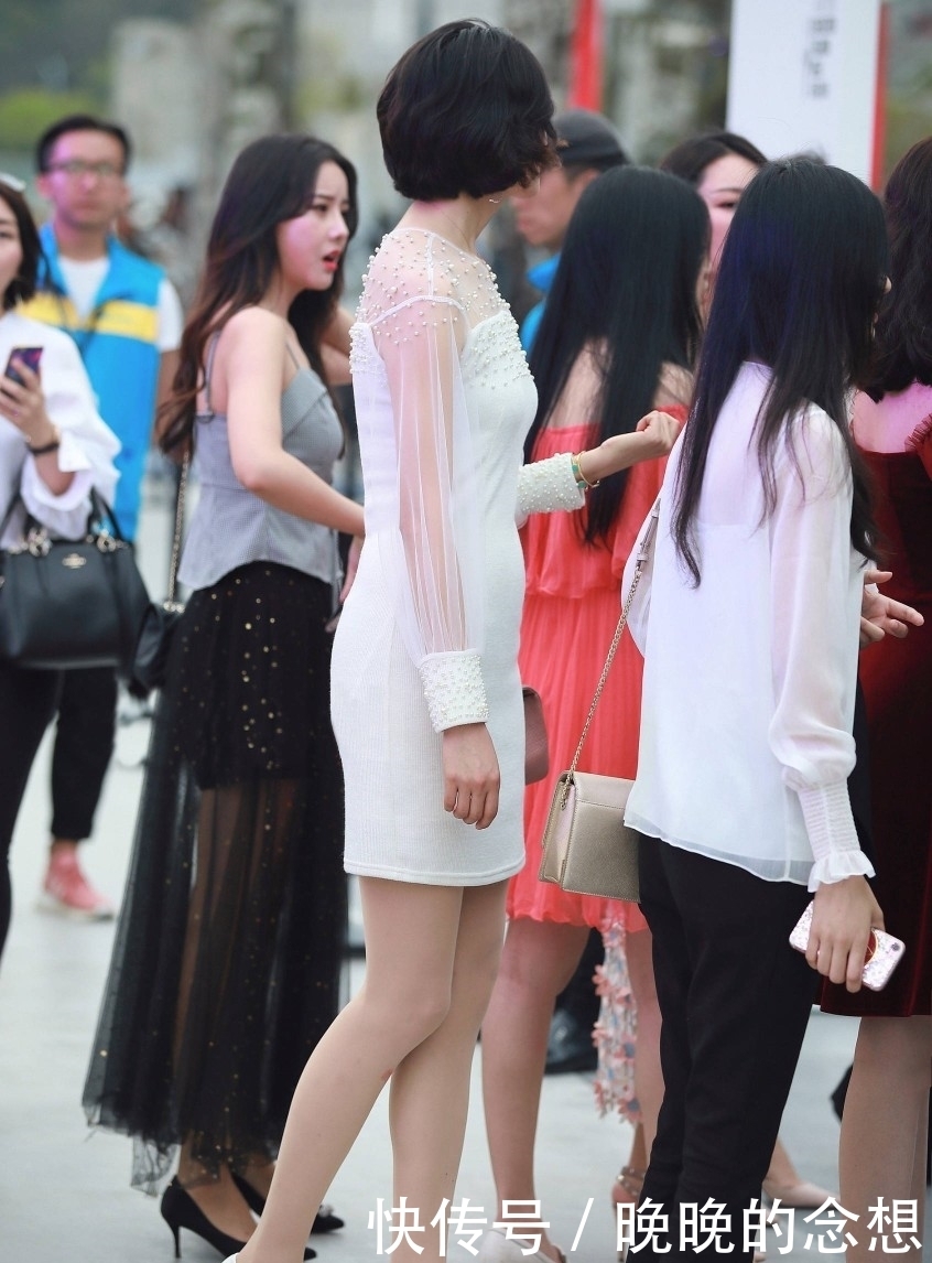 时尚|街拍:身材高挑的短发美女,展现女人的时尚与靓丽!