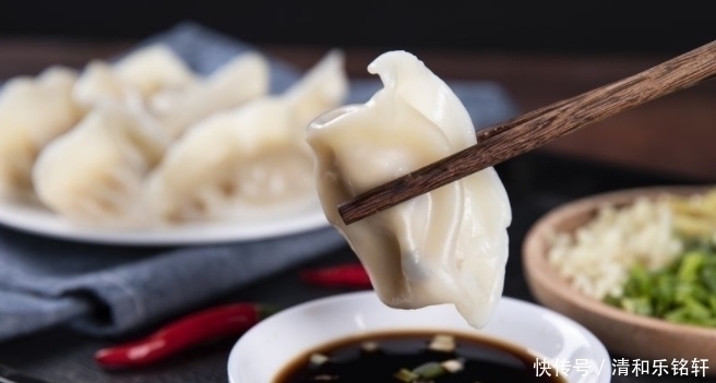 老板|调饺子馅,放香油还是食用油饺子馆大厨都不对,放它香味四溢