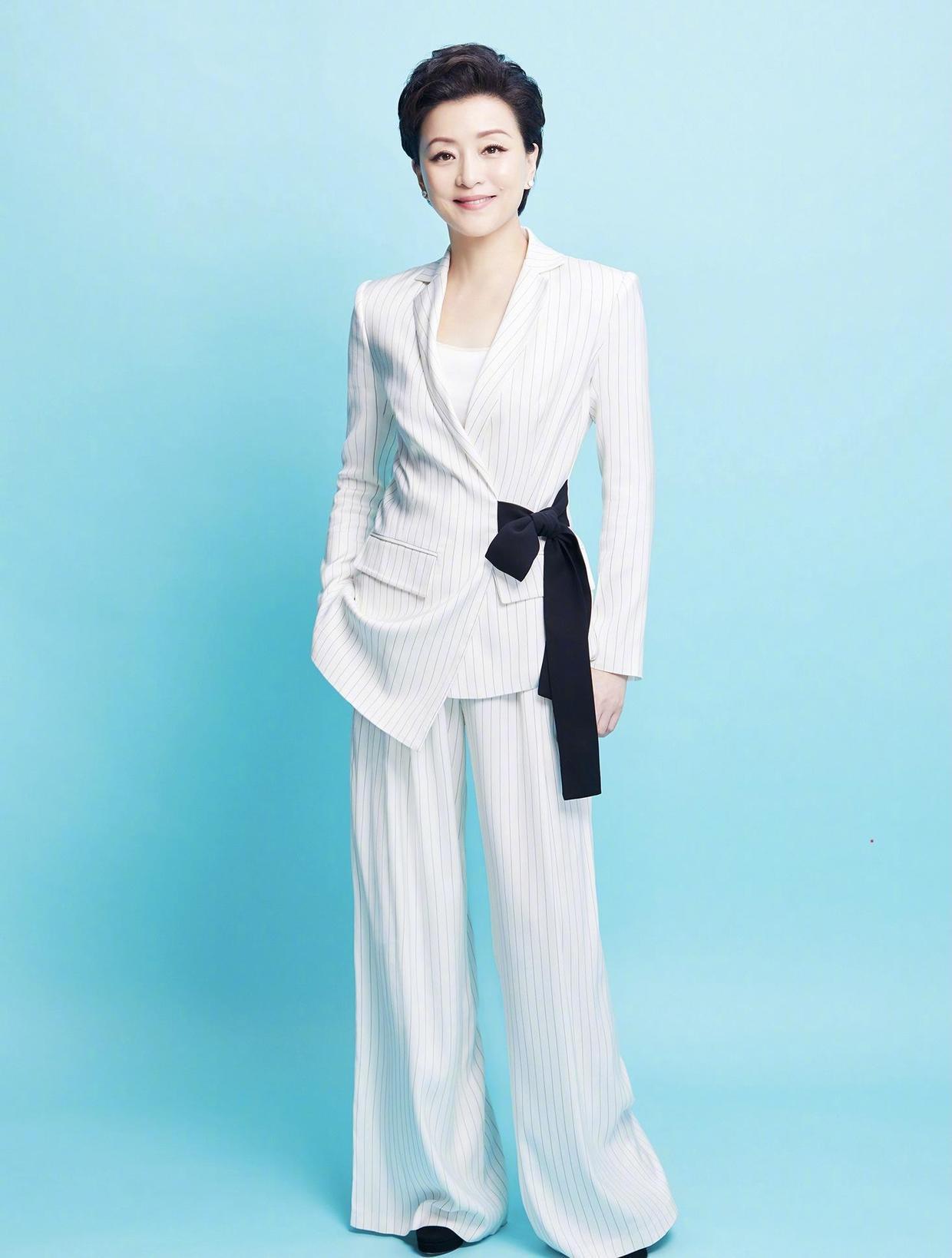 黑白配|杨澜真是“60后的骄傲”,小香风外套配百褶裙端庄稳重,高贵典雅