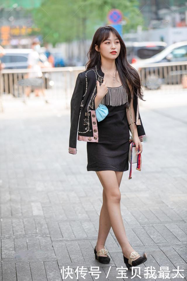 一身黑色甜美系穿搭,气质不凡,美艳动人