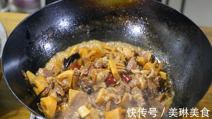 牛肉的创新吃法,搭配竹笋一起炖,牛肉软烂入味不柴,越吃越想吃