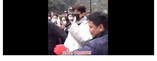 成毅《奇妙之城》路透流出,镜头拉远后,才明白他与路人的区别