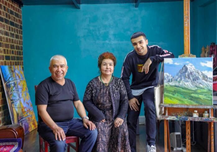 95后画家：“我的家乡是色彩斑斓的新疆喀什”