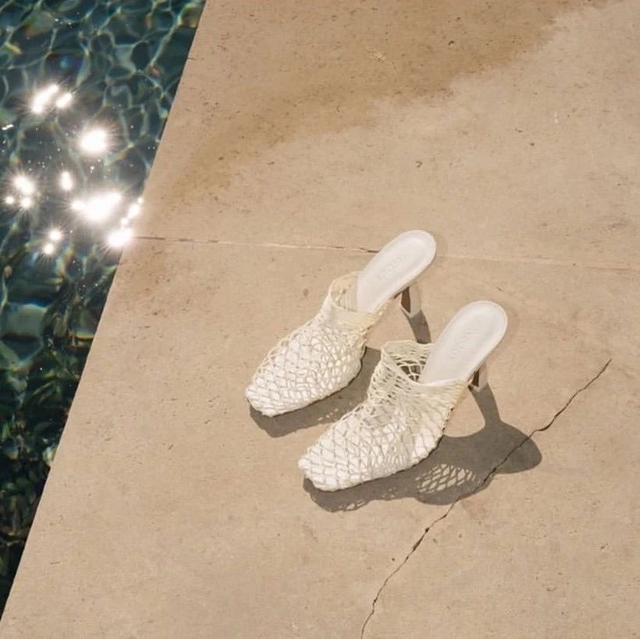 参考价格 翻了身的“土味凉鞋”,这次成了时髦精心中的C位