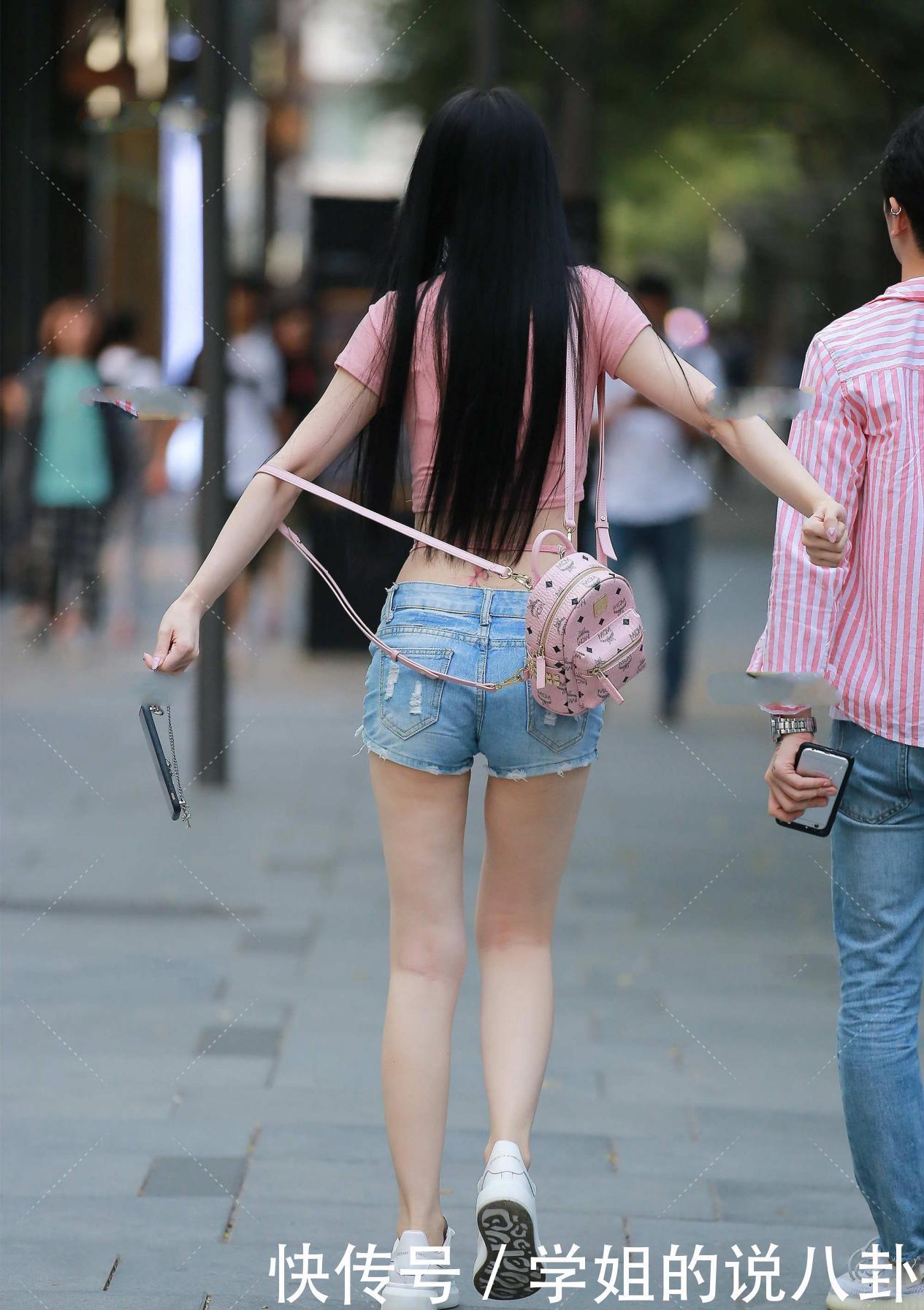 自信|浅蓝色牛仔短裤,搭配粉色短款上衣,既显自信,又显独特时尚感