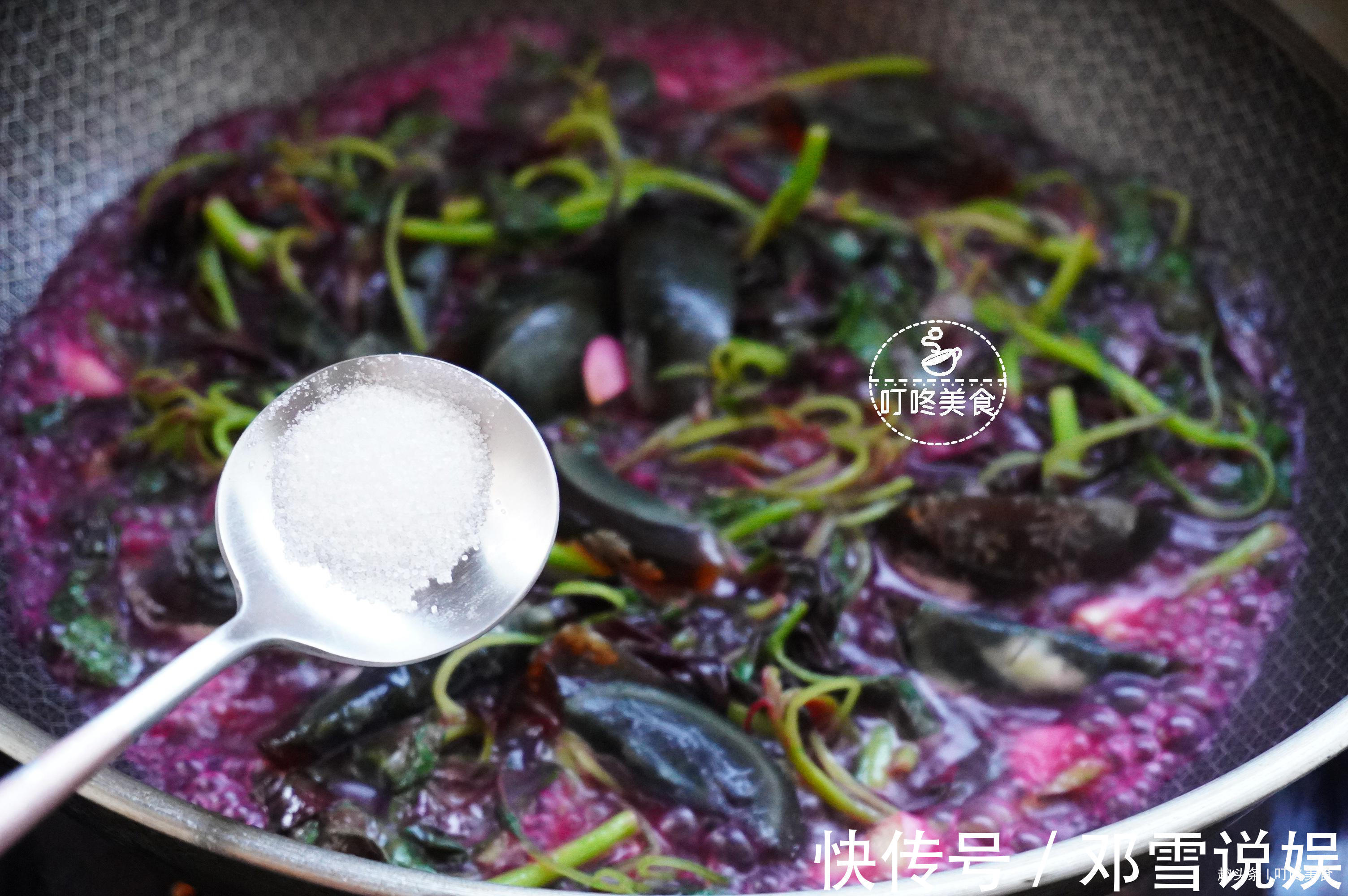 苋菜和皮蛋真是绝配，简单一炒太香了，每回上桌，几下就光盘