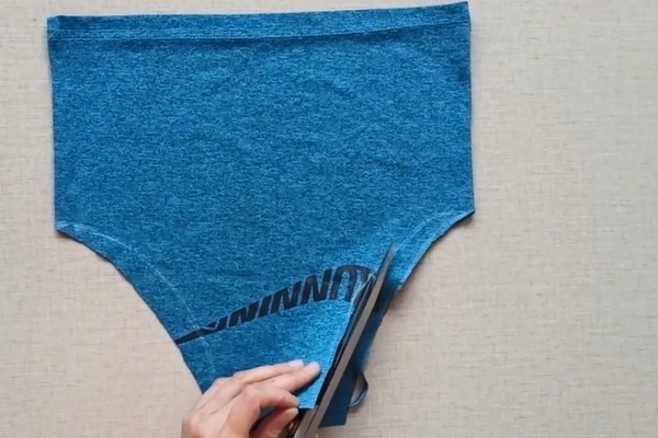 实用|你家有旧背心吗对折剪一刀，成品太实用了，大人小孩都能用！