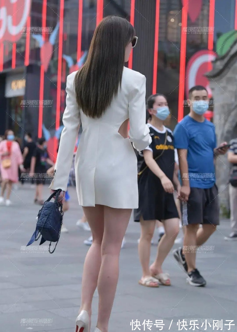 高跟鞋|美女把这套白色西装连衣裙穿出了精髓,非常干练