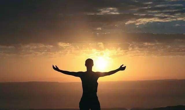 精神状态|每天跑步1小时和每天深蹲200个的人相比，两者身体状态有何差别