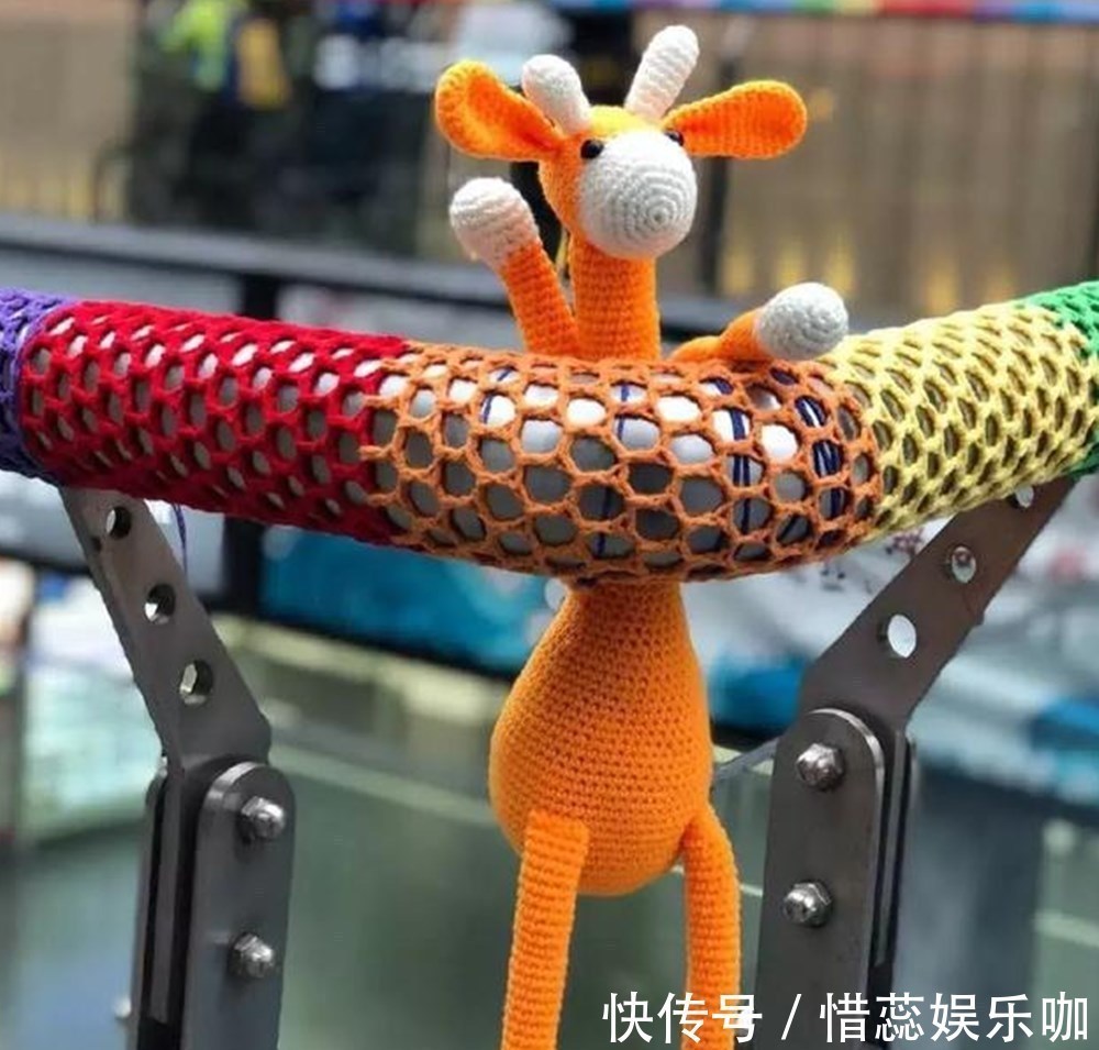 产后抑郁|90后宝妈被产后抑郁困扰,为栏杆织毛衣走红,治愈自己温暖了他人