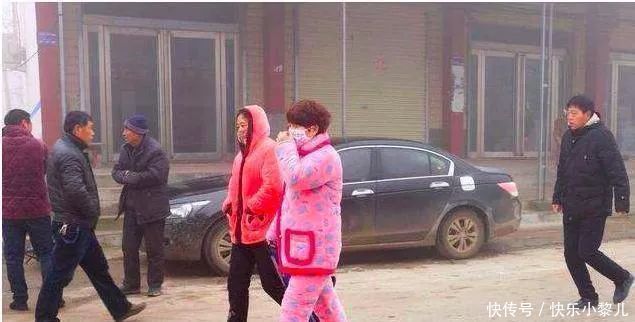 位宝妈|“睡衣妈妈”火了,穿睡衣接娃被吐槽,孩子:太丢人