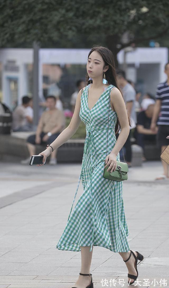 包臀裙|美女街拍:连衣裙洋溢着时尚休闲感,出街凹造型必备,个性魅力尽显