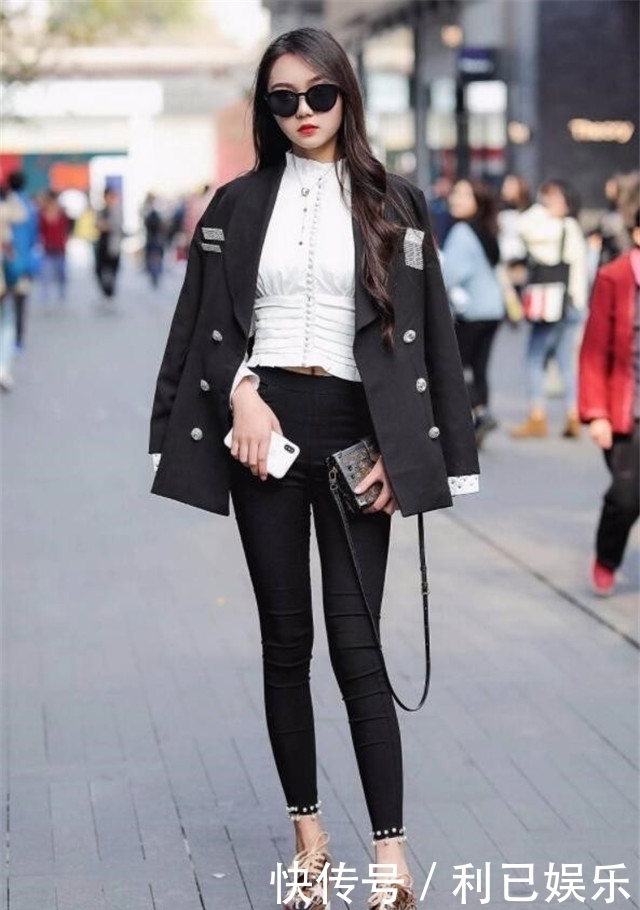 紧身牛仔裤,年轻姑娘的首选,让她看上去身材好,气质更好