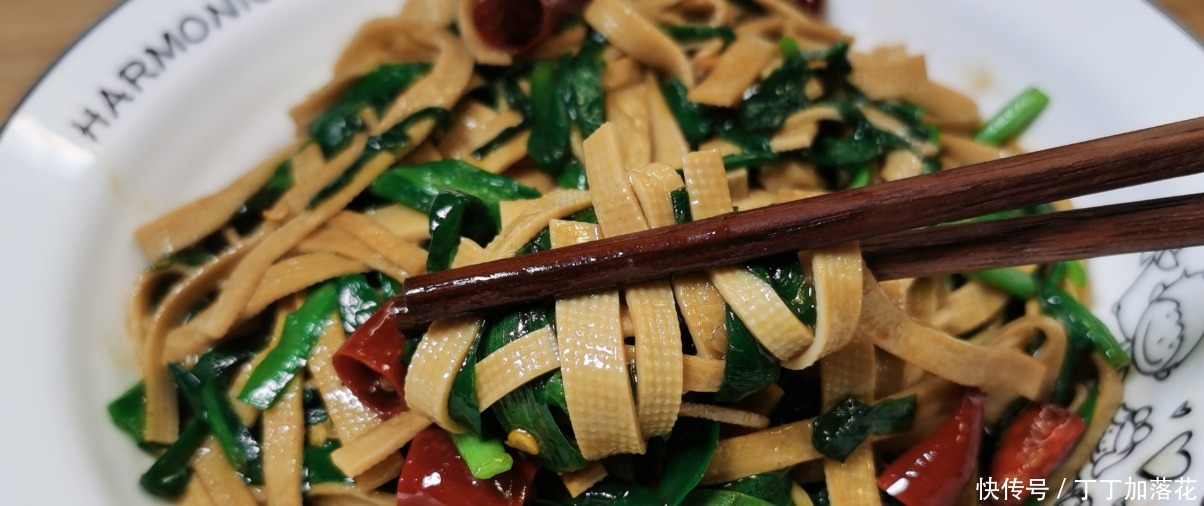 一张豆皮,一把韭菜,做人见人爱的素食小炒,简单易做,好吃不贵!