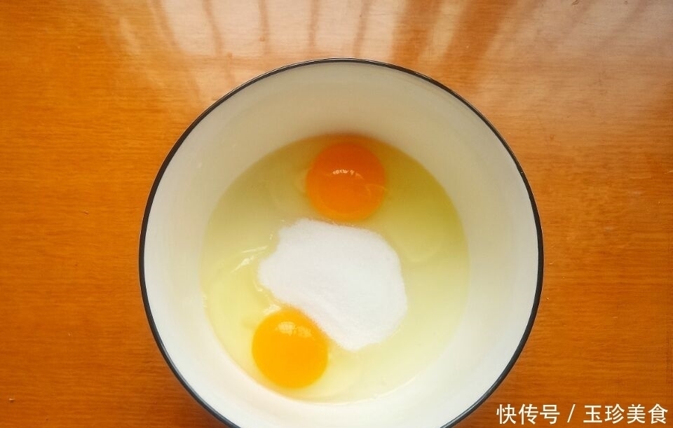 2个鸡蛋加点牛奶,教你自制懒人蛋挞,外酥内嫩,味道秒杀kfc