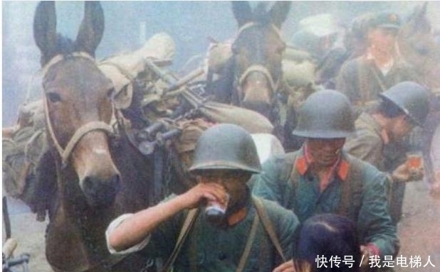 张照片|老照片:日本艺妓在水边洗脚,沿途的百姓给士兵敬茶。