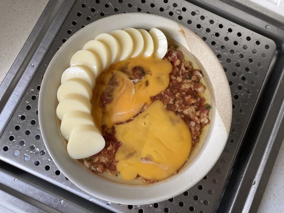 豆腐和鸡蛋天生一对，蒸一蒸十分钟就出锅，鲜美嫩滑很下饭