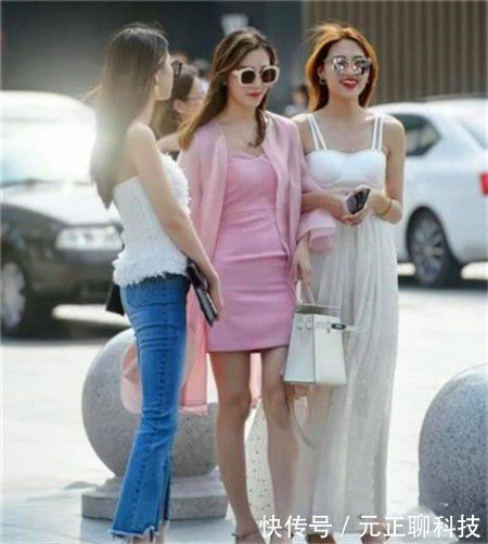 优雅 美女身穿蕾丝连衣裙,外搭长外套,显得很是优雅淑女